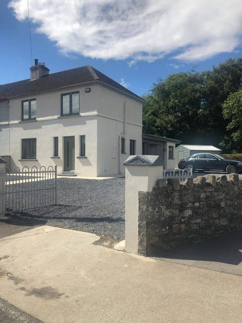 Property building, Facade/entrance, Day, Natural landscape, Garden, Mountain view, Parking