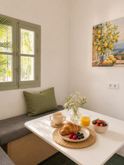 Seating area, Dining area
