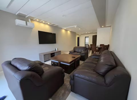 Communal lounge/ TV room, TV and multimedia, Living room, Seating area, Evening entertainment