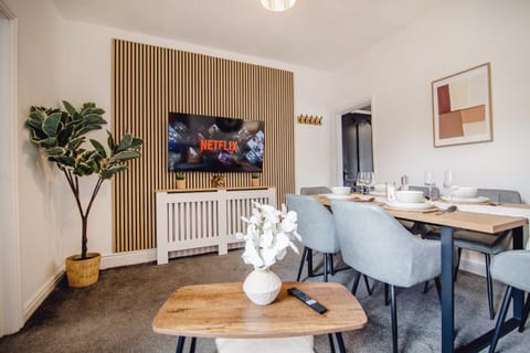 TV and multimedia, Living room, Seating area, Dining area