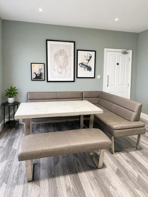 Kitchen or kitchenette, Living room, Seating area