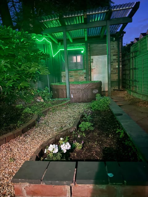 Property building, Night, Natural landscape, Garden, Garden, Hot Tub, Decorative detail, Garden view