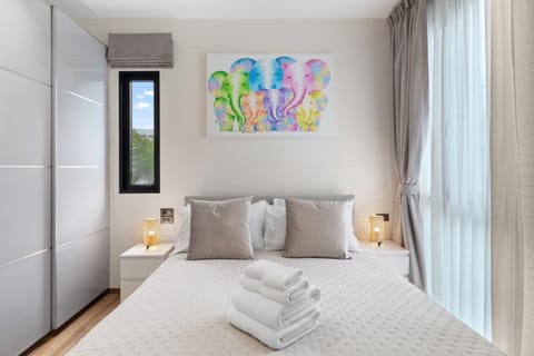Bed, Photo of the whole room, Bedroom, towels