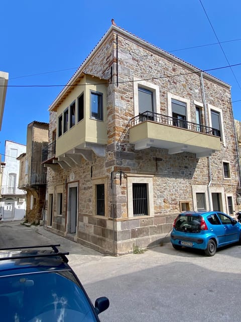 Property building, Day, Neighbourhood, Parking