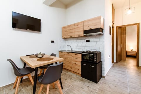 TV and multimedia, Kitchen or kitchenette, Dining area, oven, stove