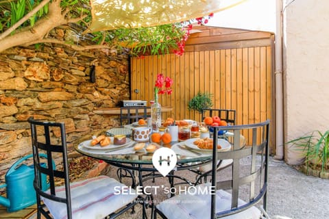 Patio, Day, Dining area