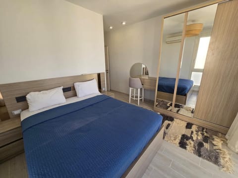 Bed, Photo of the whole room, Bedroom, wardrobe