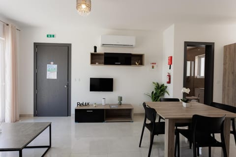 TV and multimedia, Kitchen or kitchenette, Living room, Seating area, Dining area, air conditioner