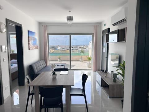 Natural landscape, View (from property/room), Balcony/Terrace, Living room, Seating area, Dining area