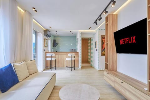 TV and multimedia, Kitchen or kitchenette, Living room, Seating area, Dining area