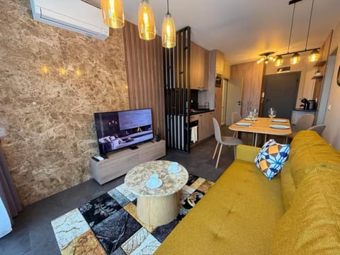 Communal lounge/ TV room, TV and multimedia, Kitchen or kitchenette, Living room, Seating area, Dining area, oven, air conditioner