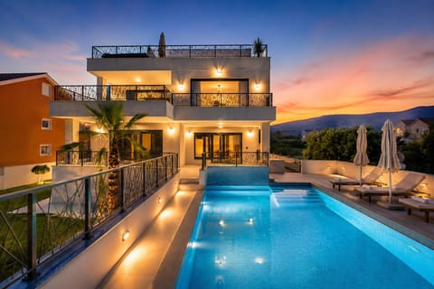 Property building, Patio, Mountain view, Pool view, Swimming pool, Sunset, sunbed