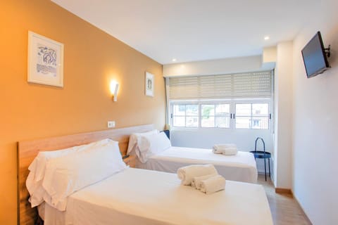 Bed, TV and multimedia, Photo of the whole room, Bedroom, towels