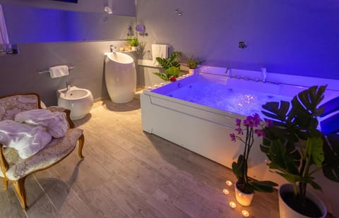 Hot Tub, Bathroom, Decorative detail, Bath