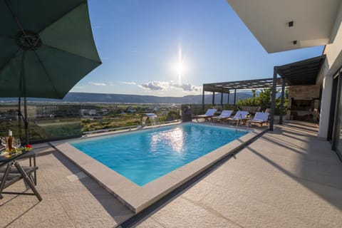 Patio, Day, Mountain view, Pool view, Swimming pool, sunbed