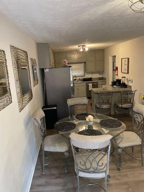 Kitchen or kitchenette, Seating area, Dining area, oven, stove