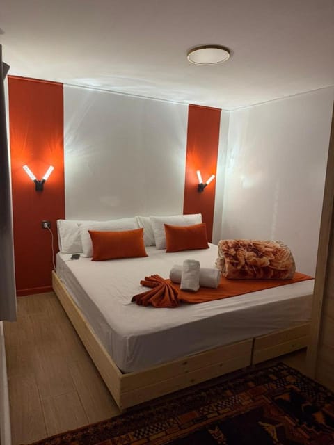 Bed, Photo of the whole room, towels