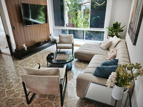 Communal lounge/ TV room, TV and multimedia, Living room, Seating area, Evening entertainment, Garden view