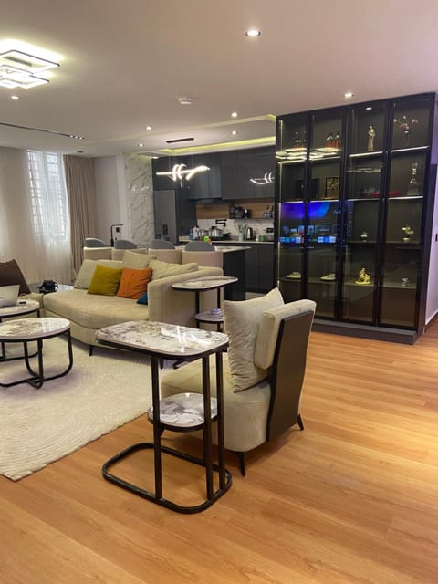 Kitchen or kitchenette, Living room, Seating area, Dining area