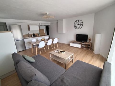 Communal lounge/ TV room, TV and multimedia, Kitchen or kitchenette, Living room, Seating area, Dining area, oven, pet friendly