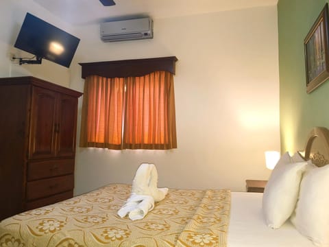 Bed, TV and multimedia, Photo of the whole room, Bedroom, towels, air conditioner