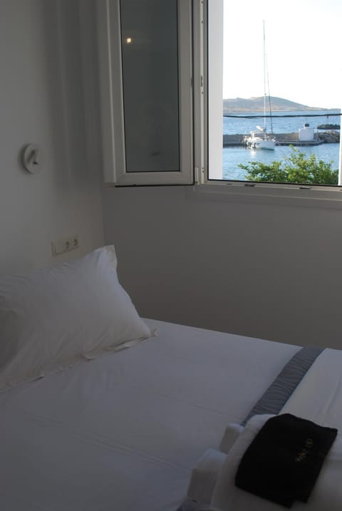 Bed, Bedroom, Sea view