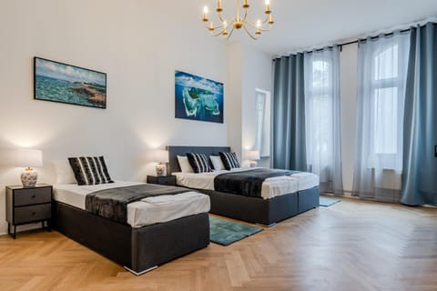 Bed, Photo of the whole room, Seating area, Bedroom