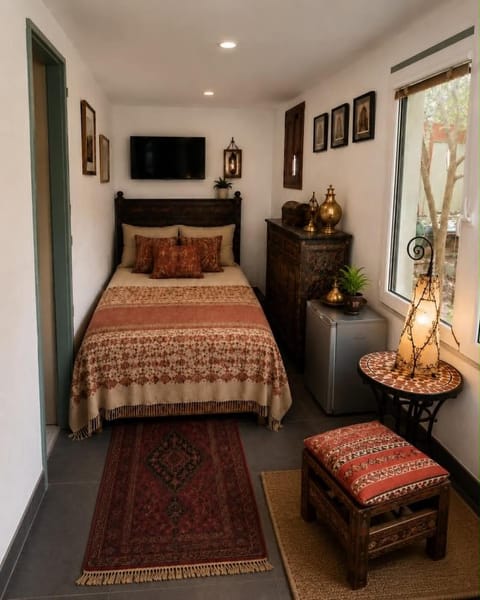 Bed, TV and multimedia, Photo of the whole room