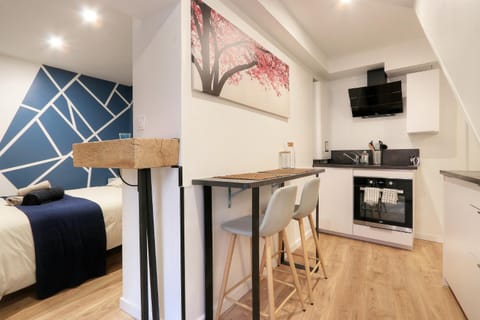 Bed, Kitchen or kitchenette, Dining area