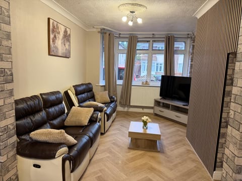 Communal lounge/ TV room, Living room, Seating area