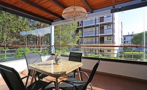 Property building, Balcony/Terrace, Dining area