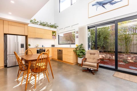Kitchen or kitchenette, Seating area, Dining area, oven