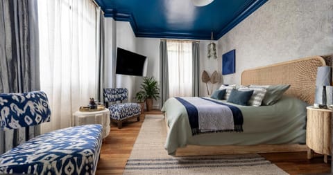 Bed, TV and multimedia, Seating area, Bedroom