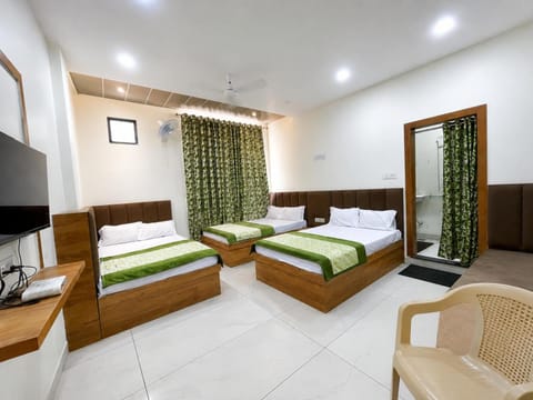Bed, TV and multimedia, Living room, Photo of the whole room, Seating area, Bedroom, wardrobe, air conditioner