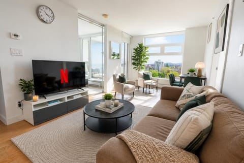 TV and multimedia, Living room, Seating area, Evening entertainment