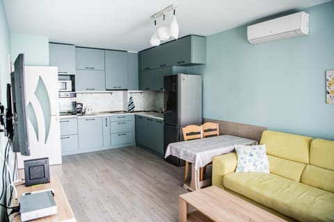 Communal lounge/ TV room, Kitchen or kitchenette, Living room, Seating area, Dining area, Evening entertainment, oven, air conditioner