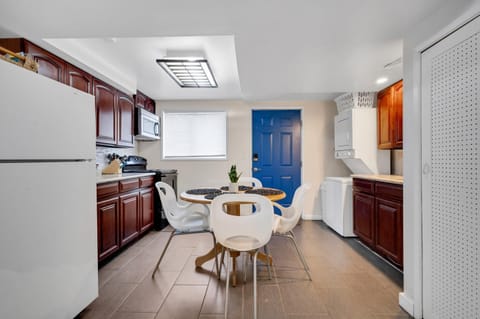Kitchen or kitchenette, Dining area, oven, stove