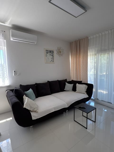 Living room, Seating area, air conditioner