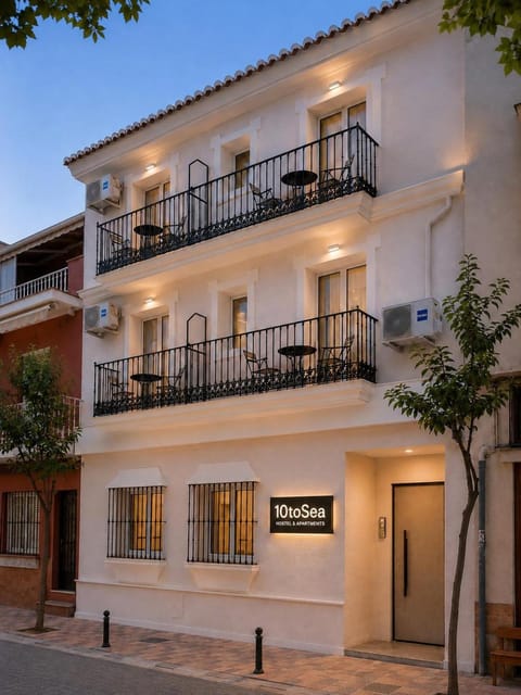 Property building, Facade/entrance, Day, Neighbourhood, Balcony/Terrace
