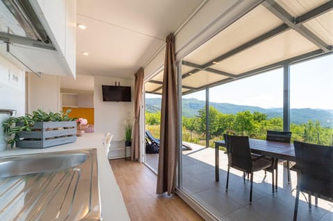 Patio, View (from property/room), Balcony/Terrace, Kitchen or kitchenette, Mountain view
