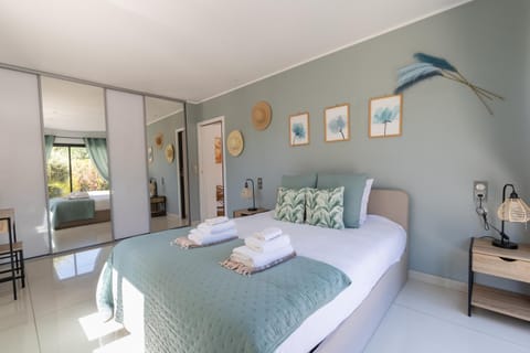Bed, Photo of the whole room, Bedroom, Pool view, heating, internet, safe, towels, air conditioner