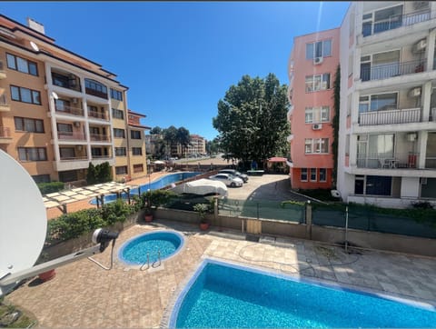 Property building, Day, Neighbourhood, Pool view, Street view, Swimming pool, Location, Parking, sunbed