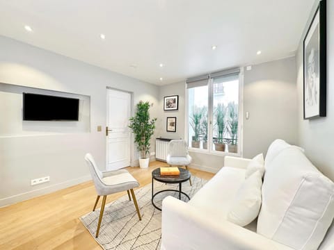 Communal lounge/ TV room, TV and multimedia, View (from property/room), Living room, Seating area, heating, internet, storage