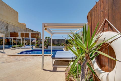 Swimming pool, sunbed