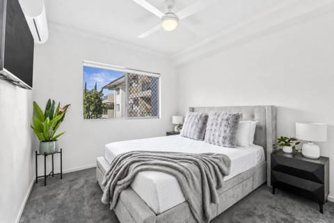 Bed, TV and multimedia, Bedroom