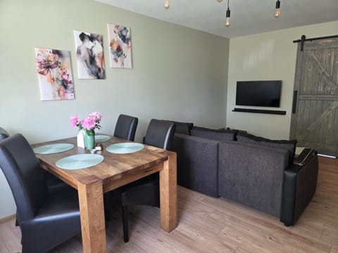 TV and multimedia, Living room, Dining area