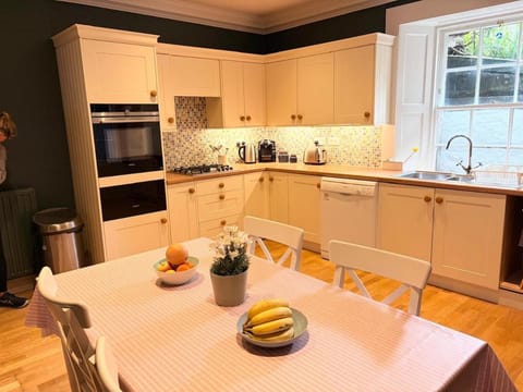 Coffee/tea facilities, Kitchen or kitchenette, Dining area, dishwasher, oven, stove, toaster