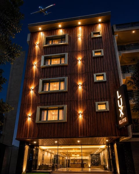 Property building, Facade/entrance, Night