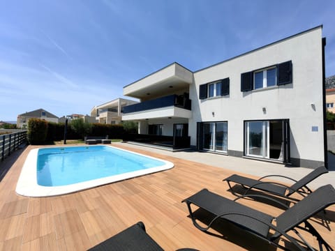 Property building, Day, Pool view, Swimming pool, sunbed