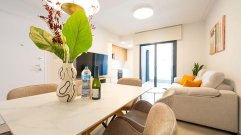 TV and multimedia, Living room, Photo of the whole room, Seating area, Dining area